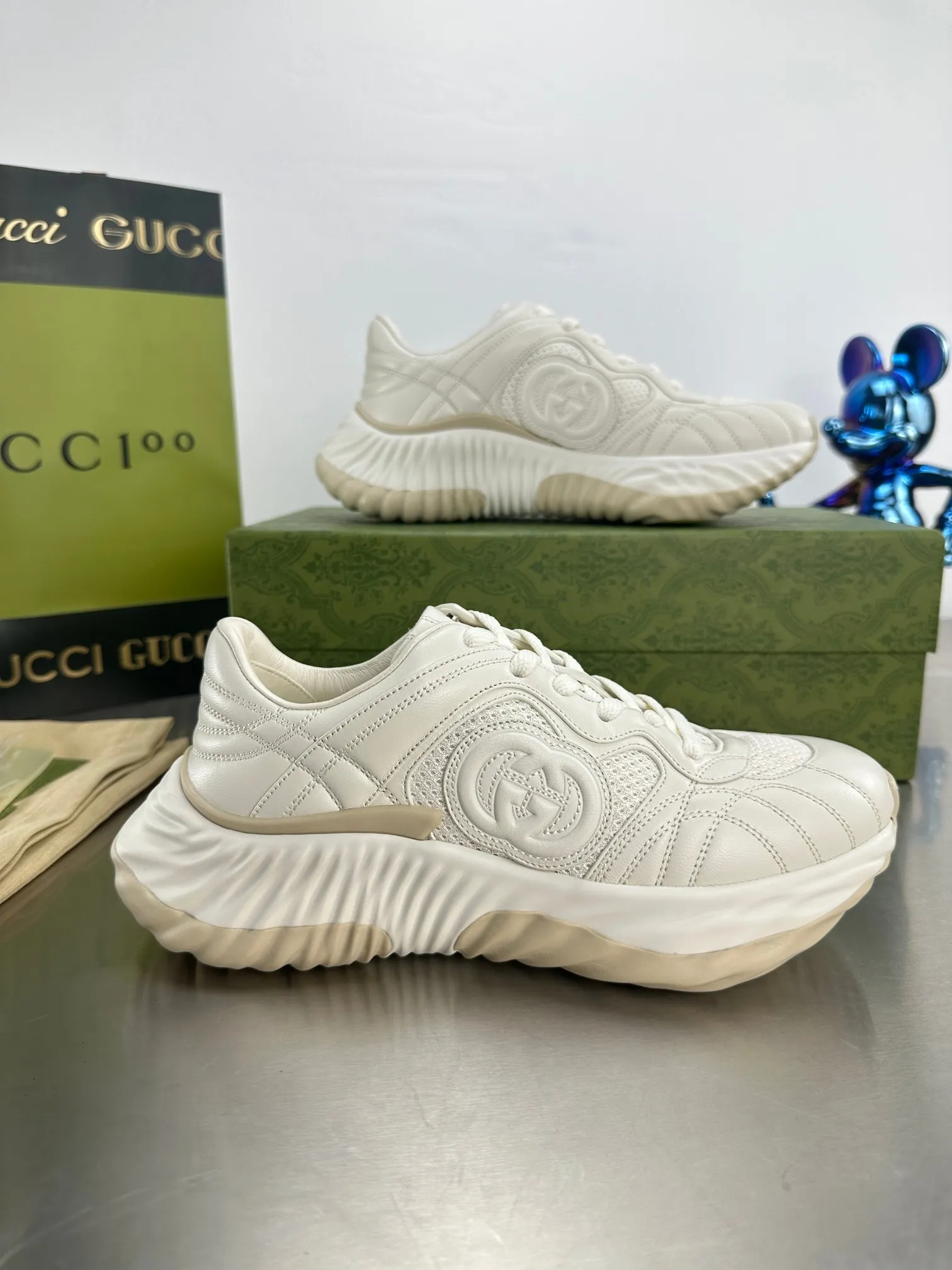 👟👟Ex-factory price 800👟👟 Top version 🔝Purchased and developed from the original version. This new sneaker adopts a thick-soled design, with stitched sheepskin upper and breathable mesh. Show full sense of technology. The 3D effect interlocking double G leather patch and Gucci letter metal accessories, two brand logo details, inject a dazzling texture into the overall design. The details are more substantial! ...